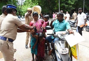 குடும்பத்தோடு தீக்குளிக்க முயன்ற மாற்றுத்திறனாளி கலெக்டர் அலுவலகத்தில் பரபரப்பு