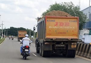 தார்ப்பாய் மூடாமல் செல்லும் மண் லாரிகள்; இருசக்கர வாகன ஓட்டிகள் அவதி பயணம்