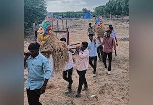 பருவமழை பெய்து விவசாயம் செழிக்க அய்யனார் கோயில் குதிரை எடுப்பு விழா