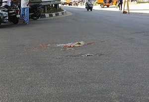 ரோட்டில் பூசணிக்காய் உடைப்பதால் பாதிப்பு