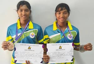 மாநில தடகள போட்டியில் பதக்கம் வென்ற சகோதரிகள்