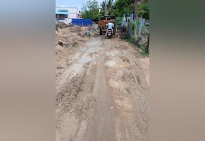 நடப்பதற்கே லாயக்கற்ற ரோட்டில் மக்கள் சிரமம்