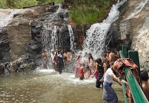 கும்பக்கரை அருவியில் குவிந்த சுற்றுலா பயணிகள்