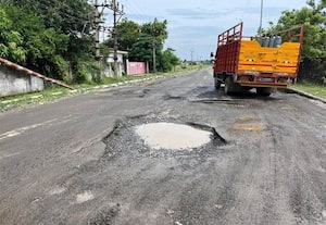 சிப்காட் பகுதிகள் கட்டமைப்பு வசதிகள் இன்றி திணறல்:  சாலை, மின் விளக்கு பராமரிக்காத அவலம்