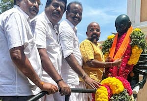 காந்தி சிலைக்கு காவி அணிவித்த பா.ஜ.,