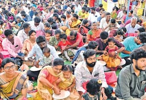 ‛அ' னா, ‛ஆ'வன்னா அரிச்சுவடி ஆரம்பம்:  :மதுரை வித்யாரம்பத்தில் ஆர்வத்துடன் பங்கேற்ற பெற்றோர் : குழந்தைகள் கல்விக்கண் திறந்து ஆசி வழங்கிய கலைமகள்