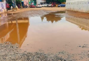 பஸ் ஸ்டாண்ட் நுழைவாயிலில் தேங்கிய மழைநீரால் அவதி