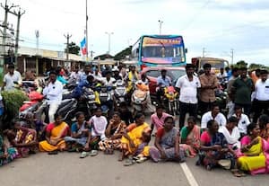 ஆக்கிரமிப்பை அகற்ற கோரி கிராம மக்கள் ஆர்ப்பாட்டம்