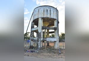 நரிப்பையூரில் சேதமடைந்த நிலையில் குடிநீர் மேல்நிலை நீர்த்தேக்க தொட்டி புதிய சாலை அமைக்க கோரிக்கை