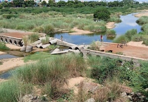 சேதமடைந்த பாலத்தில் காத்திருக்கும் ஆபத்து