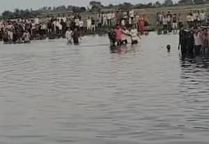 துர்கா சிலைகளுடன் குளத்தில் டிராக்டர் கவிழ்ந்து 11 பேர் பலி