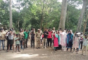பறவைகளை ரசித்த பள்ளி மாணவர்கள்