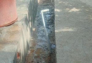 கழிவுநீர் கால்வாயில் இருந்த குடிநீர் குழாய் அகற்றம்