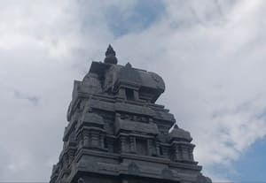 மின்னல் தாக்கியதில் கோவில் கோபுரம் சேதம்
