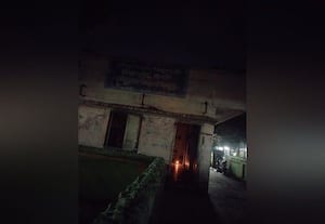 விழுப்புரம் பஸ் ஸ்டாண்டில் நகராட்சி பாதுகாப்பு அறைக்கு மின்சாரம் துண்டிப்பு பெண் ஊழியர்கள் கடும் அவதி