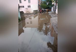 வடிகால்வாய் அடைப்புகளால் திடீர் மழைக்கு வெள்ள பாதிப்பு