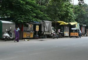 நடைபாதை ஆக்கிரமிப்பு கடைகளை அகற்ற உத்தரவு விழித்தது மாநகராட்சி  அத்துமீறினால் சட்ட நடவடிக்கை எனவும் எச்சரிக்கை