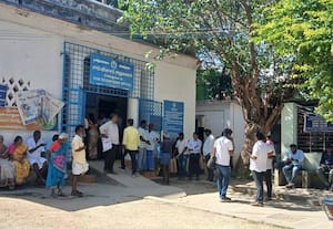 அடிக்கடி 'சர்வர்' பிரச்னை; பத்திரப்பதிவு பாதிப்பு நாள் முழுக்க காத்திருந்து மக்கள் ஏமாற்றம்