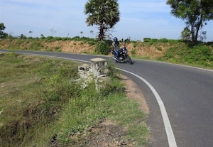 சிறுபாலத்தின் தடுப்பு சுவர் சேதம்