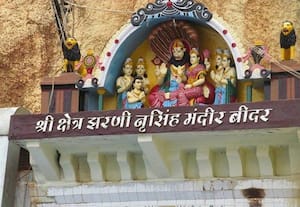 குகைக்குள் தண்ணீரில் நின்றபடி சுவாமி தரிசனம்