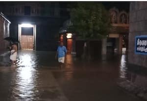 பள்ளி வளாகத்தில் மழைநீர்; கண்டித்து பெற்றோர் போராட்டம்