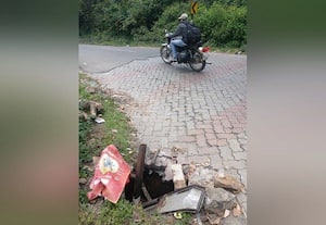 'கொடை' ரோட்டில் திடீர் பள்ளம்; விபத்து அபாயத்தில் வாகனங்கள்