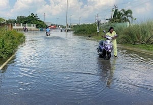 அரைகுறை மழைநீர் வடிகால் பணியால் லேசான மழைக்கே வல்லம் கண்டிகையில் பாதிப்பு