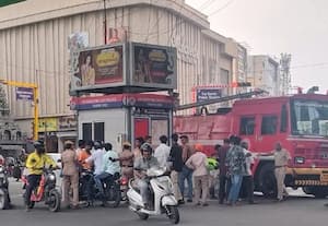 போலீஸ் பூத்துக்கு வந்த நாகப்பாம்பு