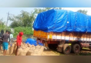 தேக்கமடைந்திருந்த நெல் மூட்டைகள் சேமிப்பு கிடங்கிற்கு அனுப்பும் பணி துவக்கம்
