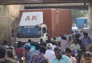 ரயில்வே சுரங்கப்பாதையில் சிக்கிய லாரி 15 நாட்களில் மூன்று சம்பவங்கள்