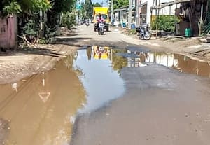 சேதம் ரோடுகளில் மழைநீர் தேக்கத்தால்  விபத்து  அதிகரிப்பு;  தரமான 'பேட்ஜ்-ஒர்க்'  பணிகளில்  தேவை துரிதம்