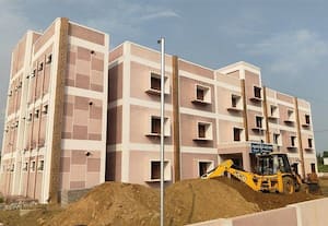 தண்ணீர் சூழ்ந்த மாணவர் விடுதி; சீரமைப்பு பணி தொடக்கம்