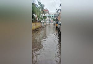 கீழக்கரை பஸ்ஸ்டாண்ட் அருகே மழை நீர் குளம் போல் தேக்கம்; மக்கள் அவதி