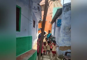 வாடகை கட்டத்தில் செயல்படும் அங்கன்வாடியில் குழந்தைகள் சிரமம்;  பெரியகுளம் நகராட்சி 18 வது வார்டு குடியிருப்போர் குமுறல்