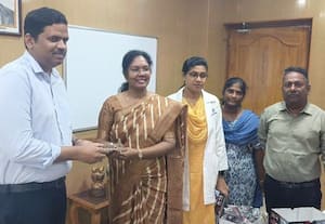 பட்டாசு வெடிக்கும் குழந்தைகளுக்கு பாதுகாப்பு கண் கண்ணாடி வழங்கல்