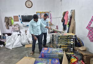 தீயணைப்பு நிலையத்தில் 54 பட்டாசு பெட்டிகள் பறிமுதல்