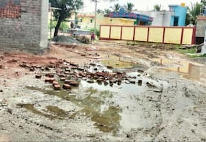 சகதியாக மாறிய சாலையால் மாணவ - மாணவியர் கடும் அவதி