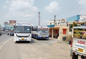 பேருந்து நிறுத்தத்தை ஆக்கிரமிக்கும் தனியார் வாகனங்களால் அவதி