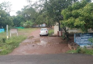அரசு பள்ளிக்கு இரும்பு கேட் அமைக்க பெற்றோர் கோரிக்கை