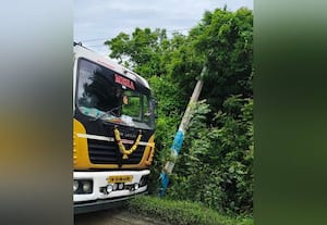 கல் குவாரி லாரி மின்கம்பத்தில் மோதி விபத்து