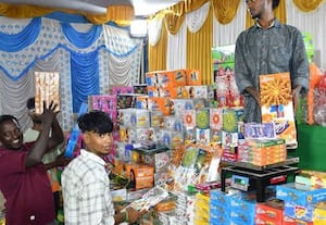  அரை கிலோ ராக்கெட்; அரை கிலோ பிஜிலி தாங்க...! * எடை போட்டு பட்டாசு விற்பனை ஜோர்