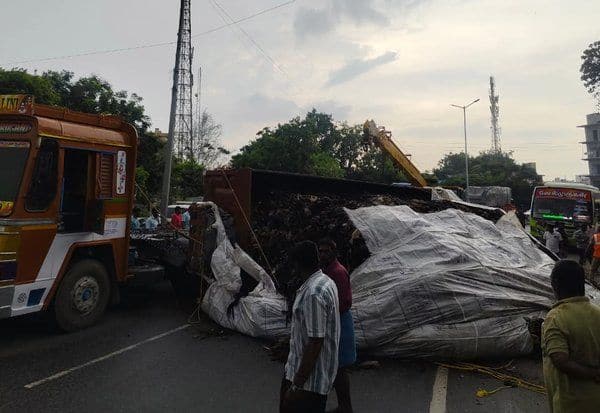 கழிவுகளுடன் கவிழ்ந்த கன்டெய்னர் லாரி; தேசிய நெடுஞ்சாலையில் போக்குவரத்து பாதிப்பு ADDED : அக் 18, 2025 09:43 AM