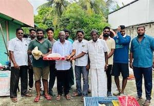 அ.தி.மு.க., நிர்வாகிகளுக்கு தீபாவளி பரிசு வழங்கல்