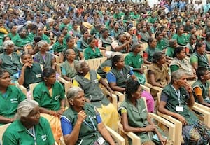 துாய்மை பணியாளர்களுக்கு  உதவி பொருட்கள்