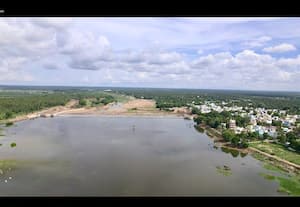 படுகணையில் தேங்கி நிற்கும் நீரால் கடல் போல் காட்சி