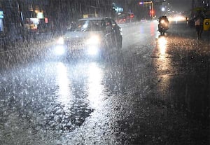 வெளுத்துவாங்கும் மழை; இயல்பு வாழ்க்கை பாதிப்பு