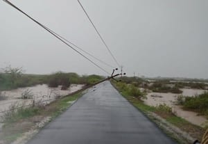 மின் கம்பம் சாய்ந்தது