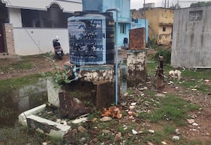 குப்பைத்தொட்டி, ரோடு, கழிவுநீர் செல்ல வழியில்லை-- அவதியில் இந்திரா நகர் மக்கள்