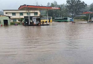 தொடர் மழையால்  நீலகிரியில் சுற்றுலா மையங்கள் மூடல்; மலை ரயில் சேவையும் ரத்து