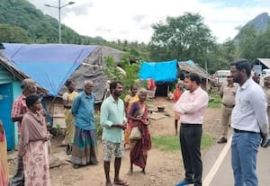 பழங்குடியின மக்களுடன் கலந்துரையாடிய கலெக்டர்